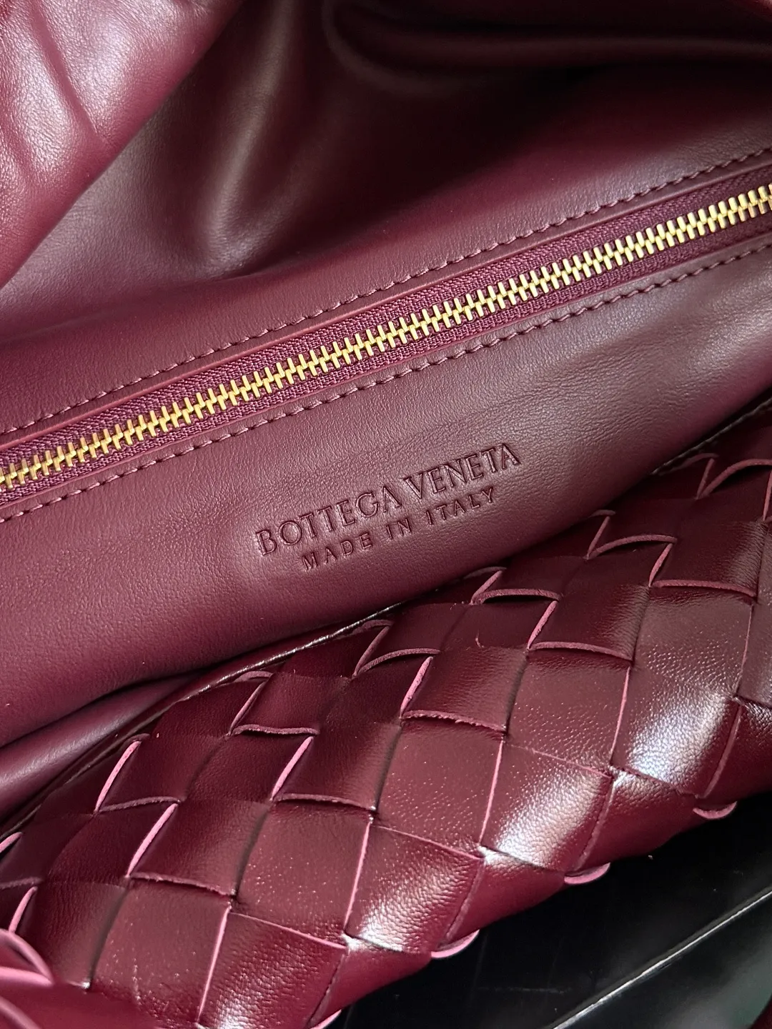 Batch 2160 Recently, I seem to be obsessed with this bag from BV~ The new Hop is really not too beautiful. The whole bag has no seams. The bag body and handles are made of one piece of leather. It embodies the style and essence of Bottega Veneta. It truly represents craftsmanship and creativity. The large size has a very loose and lazy upper body. Big bag lovers will definitely not regret buying it. Style number: 763970 Size: 53*24*13